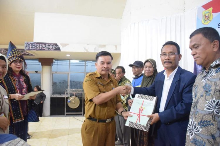 Dirjen pertanahan saat hadiri penyerahan 304 sertifikat tanah di Sitinjo, Senin (5/12).