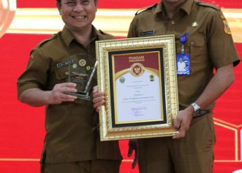 Kepala Bappeda Dairi, Surung Charles Bantjin ST, MAP bersama Kadis Dukcapil Dairi, Deddy Situmorang SE, M.Si saat terima piagam penghargaan juara III Daerah Innovatif, Selasa (6/12).