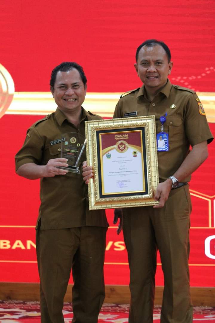 Kepala Bappeda Dairi, Surung Charles Bantjin ST, MAP bersama Kadis Dukcapil Dairi, Deddy Situmorang SE, M.Si saat terima piagam penghargaan juara III Daerah Innovatif, Selasa (6/12).
