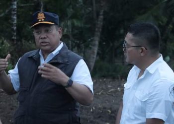 Bupati Dairi, Eddy Berutu didampingi Asisten Perekonomian dan Pembangunan, JW Purba serta Kadis Pertanian, Robot Simanullang saat tinjau lahan pencanangan pertanian terpadu Desa Lau Mil, Rabu (7/12).