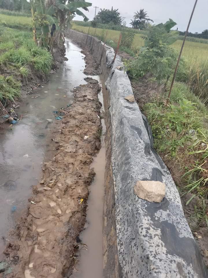 Kondisi pembangunan dinding saluran drainase tanpa pondasi dan pada genangan air, Jumat (9/12).