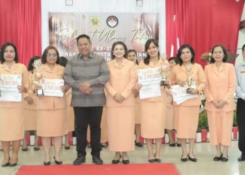 Bupati Dairi, Eddy Berutu saat hadiri Hari Ulang Tahun (HUT) Dharma Wanita ke- 23, Jumat (9/12).