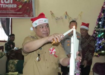 Bupati Dairi, Eddy Berutu saat menyalakan lilin natal, Senin (12/12).