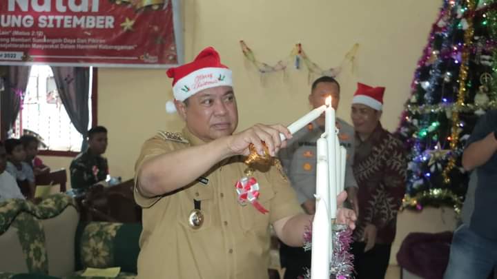 Bupati Dairi, Eddy Berutu saat menyalakan lilin natal, Senin (12/12).