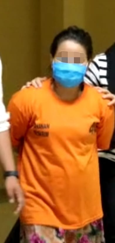 Tersangka RS, diduga sindikat pengedar Upal saat diamankam di Polresta Deliserdang, Senin (12/12).