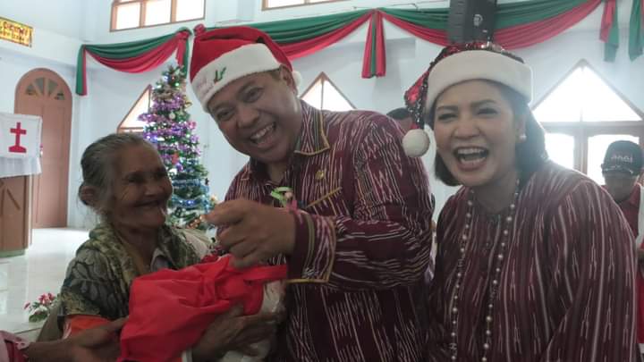 Bupati Dairi, Dr. Eddy Keleng Ate Berutu di dampingi Ketua Tim Penggerak PKK Kabupaten Dairi, Ny. Romy Mariani Eddy Berutu saat rayakan natal bersama warga Siempat Nempuh Hilir, Selasa (13/12).