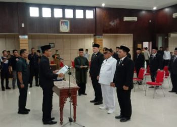 Wakil Bupati OKU Timur, HM. Adi Nugraha Purna Yudha SH didampingi Sekretaris Daerah, Jumadi S.Sos saat melantik eselon II, eselon III dan eselon IV, Selasa (13/12).