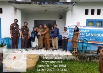 Dinas sosial Kabupaten Dairi saat bagikan BLT inflasi BBM di Kecamatan Sitinjo, Selasa (13/12).