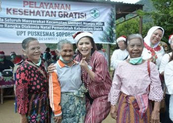 Ketua Tim Penggerak PKK Kabupaten Dairi, Ny. Romy Mariani Eddy Berutu saat giat Diakonia Natal dan pengobatan gratis, Selasa (13/12).