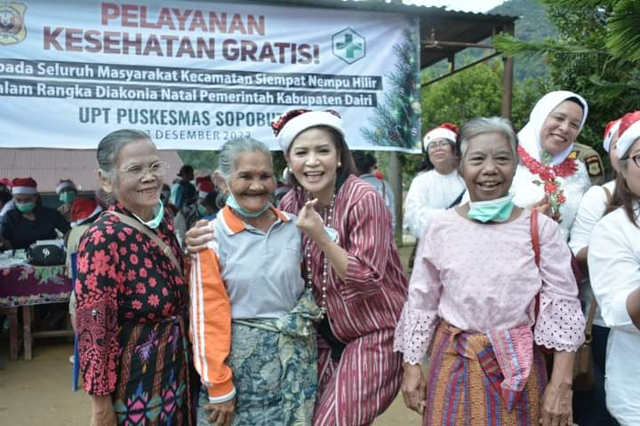 Ketua Tim Penggerak PKK Kabupaten Dairi, Ny. Romy Mariani Eddy Berutu saat giat Diakonia Natal dan pengobatan gratis, Selasa (13/12).