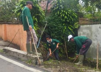 Dinas Lingkungan Hidup Dairi bersama warga Silalahi saat gotongroyong, Rabu (14/12).