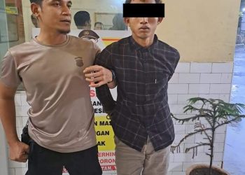 Tersangka pembunuhan janda dan anak saat diamankan di Polres Langkat, Rabu (14/12).