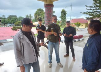 Kapolres Toba, AKBP Taufiq saat damaikan kedua belah pihak yang bersengketa perebutan lahan, Kamis (15/12).