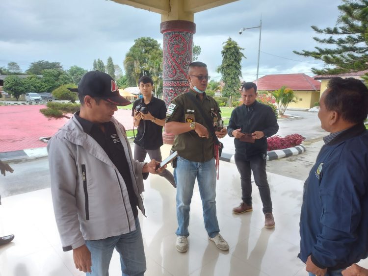 Kapolres Toba, AKBP Taufiq saat damaikan kedua belah pihak yang bersengketa perebutan lahan, Kamis (15/12).