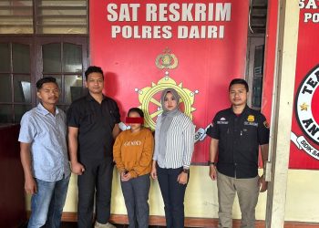 Tersangka, J boru B saat diamankan di Mapolres Dairi, Jumat (16/12).