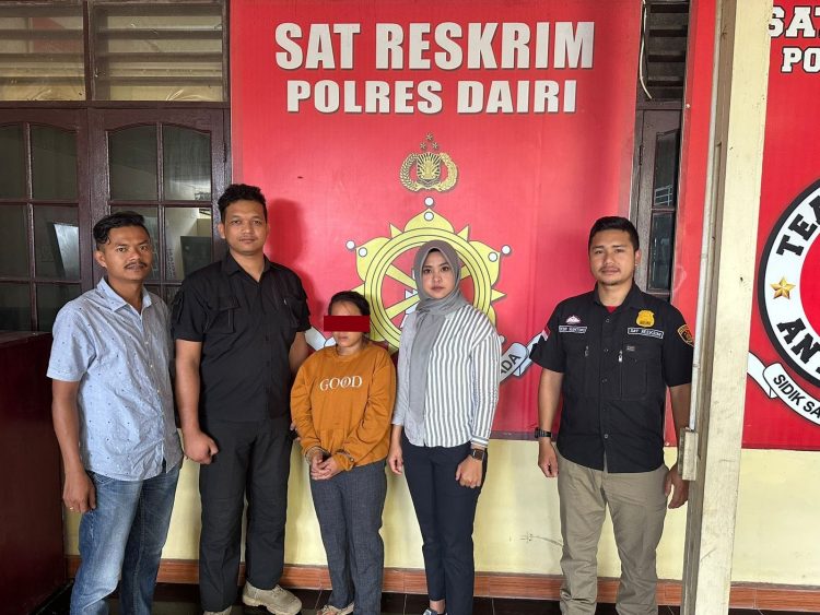 Tersangka, J boru B saat diamankan di Mapolres Dairi, Jumat (16/12).