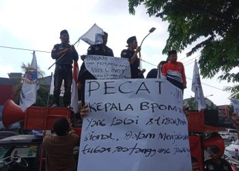 AMI saat demo geruduk kantor BPOM Surabaya, Jumat (16/12).