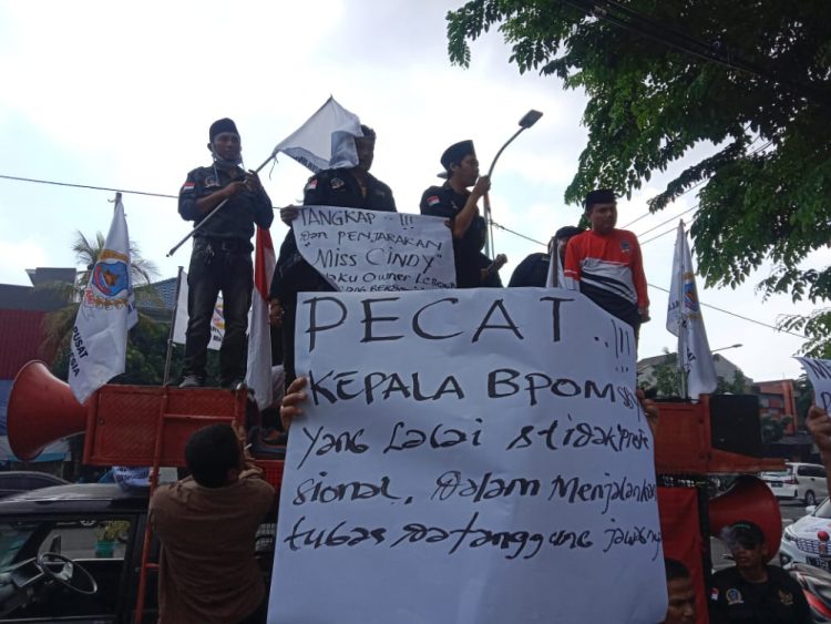 AMI saat demo geruduk kantor BPOM Surabaya, Jumat (16/12).