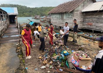 Warga bersama personil Polsek Senayang saat giat gotongroyong, Jumat (16/12).