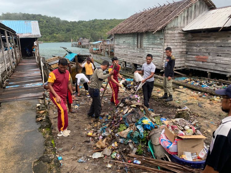 Warga bersama personil Polsek Senayang saat giat gotongroyong, Jumat (16/12).