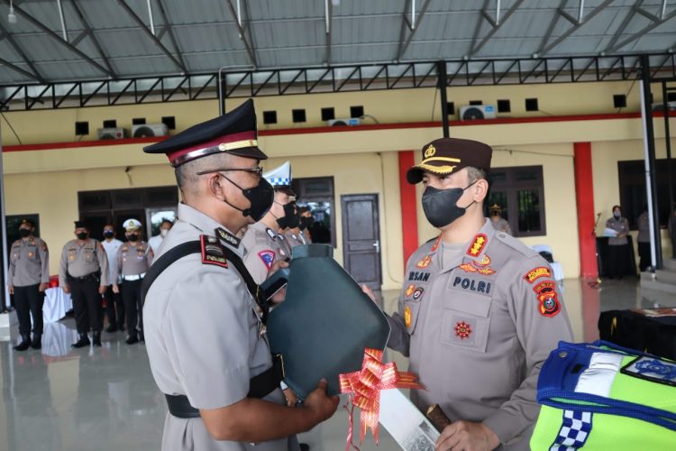 Kombes. Pol. Irsan  Sinuhaji saat pimpin sertijab Kabag SDM Polresta Deliserdang dan Kapolsek Bandara KNI, Jumat (16/12).