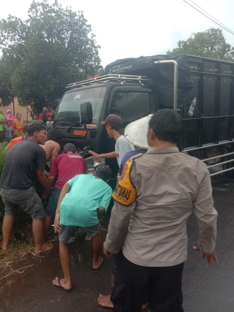 Warga saat mengevakuasi korban tabrakan yang terpental ke sungai, Minggu (18/12).