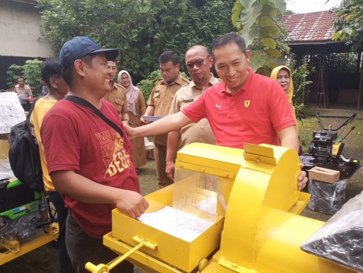 Jonius Taripar Parsaoran Hutabarat saat menyerahkan bantuan di Gudang Dinas Tanaman Pangan dan Holtikultura Provsu, Jl. AH. Nasution - Kota Medan, Selasa (20/12).