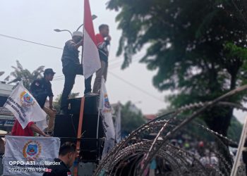 AMI saat aksi demo didepan BPOM Surabaya, Selasa (20/12).