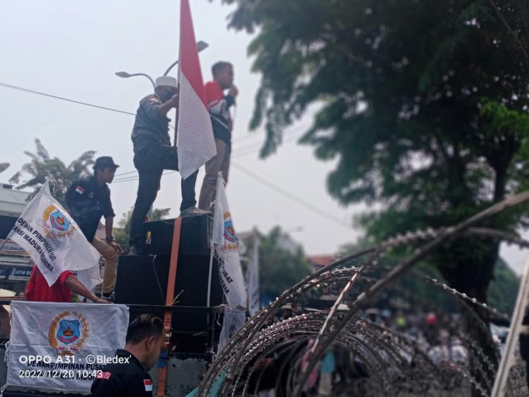 AMI saat aksi demo didepan BPOM Surabaya, Selasa (20/12).