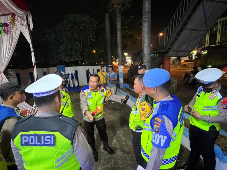 Kapolresta Deliserdang, Kombes. Pol. Irsan Sinuhaji SIK, MH saat langsung meninjau Pos PAM, Pos Yan dan Pos Terpadu Ops Lilin Toba 2022, Jumat malam (23/12).