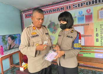 IPDA. dr. Deasy Purba saat sambangi pos pelayanan Nataru, Jumat (23/12).