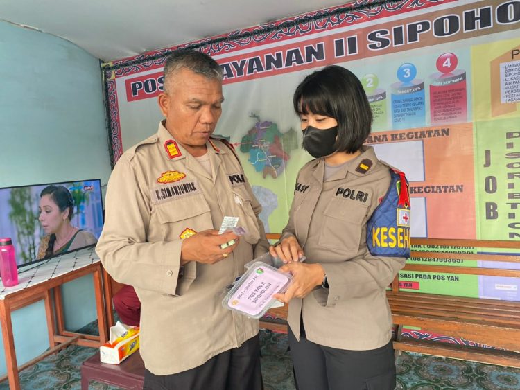 IPDA. dr. Deasy Purba saat sambangi pos pelayanan Nataru, Jumat (23/12).
