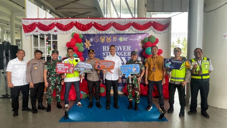 Wakil Gubernur Sumatera Utara H. Musa Rajekshah S.Sos., M.Hum, Pangdam I BB Sumatera Utara Mayjen TNI Achmad Daniel Chardin SE, M.Si dan Kapolda Sumatera Utara Irjen. Pol. Drs. RZ. Panca Putra Simanjuntak M.Si di dampingi Kapolresta Deliserdang Kombes. Pol. Irsan Sinuhaji SIK, MH saat langsung meninjau Pos Terpadu Bandara KNIA, Sabtu (24/12).