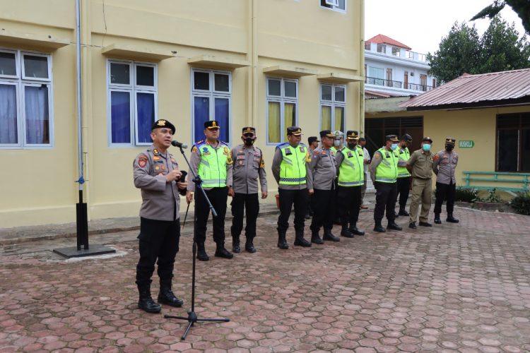 Polres Tapanuli Utara bersama Kodim 0210/TU dan Satpol PP saat gelar apel kesiapan pengamanan malam Natal, Sabtu (24/12)