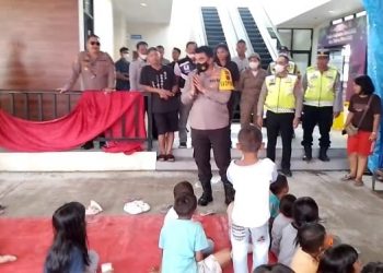 Kapolres Toba, AKBP. Taufiq bersama rombongan Pamatwil Poladsu saat tinjau Pos Nataru, Minggu (25/12).