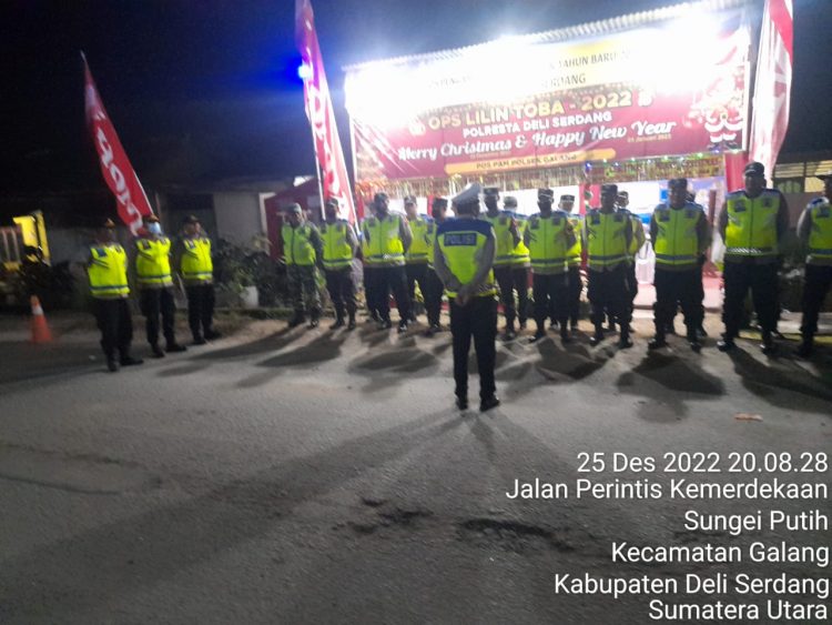Personil Polresta Deliserdang saat apel gabungan operasi Malam Natal, Sabtu malam (24/12).