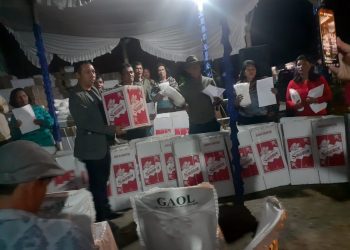 JTP bersama warga saat membagikan bantuan, Rabu (28/12).