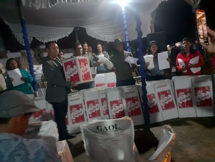 JTP bersama warga saat membagikan bantuan, Rabu (28/12).