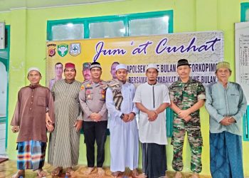 Kapolsek Lawe Bulan, IPDA. Djuliar bersama masyarakat saat giat Jumat curhat, Jumat (30/12).