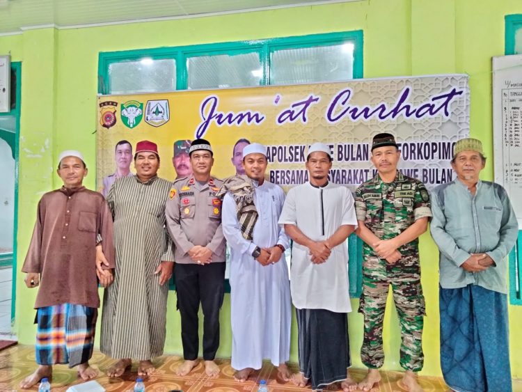 Kapolsek Lawe Bulan, IPDA. Djuliar bersama masyarakat saat giat Jumat curhat, Jumat (30/12).