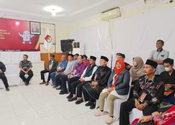 Rafika bersama simpatisan bersama bakal calon DPD lainya saat pendaftaran di KPU Sumut, Jumat (30/12).