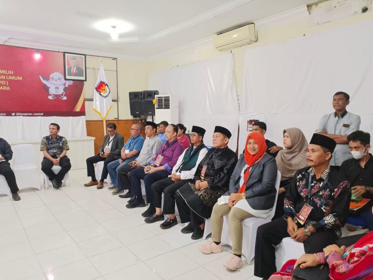 Rafika bersama simpatisan bersama bakal calon DPD lainya saat pendaftaran di KPU Sumut, Jumat (30/12).