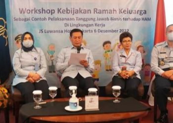 Plt. Dirjen HAM, Maulimin Abdi didampingi Direktur Kerja Sama HAM sekaligus Plt. Sekretaris Direktorat Jenderal HAM Hajerati, Direktur Instrumen HAM Betni Humiras Purba, Direktur Yankomas Pagar Butarbutar saat workshop, Selasa (6/12).
