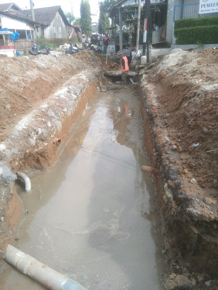 Kondisi pengerjaan proyek gorong gorong perempatam jalan Pane - Siantar Square yang hanya dikerjakan 3 orang oleh pemborong, Rabu (7/12).