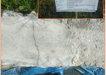 Plank proyek dan dinding saluran yang sudah retak, Senin (12/12).