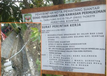 Plank proyek dan dinding saluran parit lama yang dikopek untuk diplester ulang, Kamis (15/12).