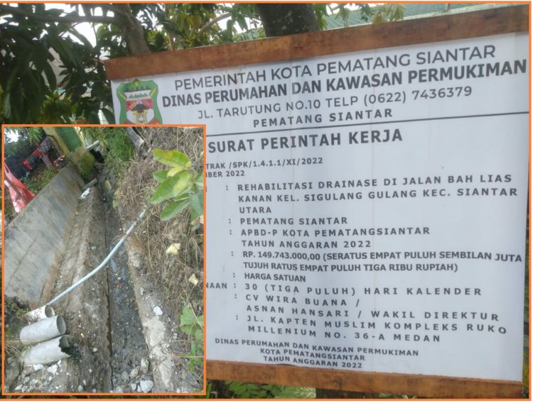 Plank proyek dan dinding saluran parit lama yang dikopek untuk diplester ulang, Kamis (15/12).