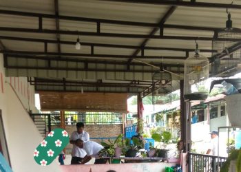 Staf Perumda Tirtauli Siantar, Marga Sinaga bersama 2 orang temanya saat verifikasi data yang bukan beralamat KTP di Gang/ Jalan Karsim dan KWH Meter 3500 Watt, Rabu (21/12).