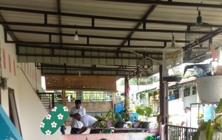 Staf Perumda Tirtauli Siantar, Marga Sinaga bersama 2 orang temanya saat verifikasi data yang bukan beralamat KTP di Gang/ Jalan Karsim dan KWH Meter 3500 Watt, Rabu (21/12).