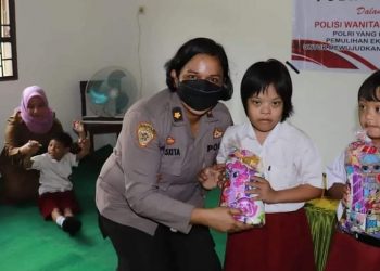 Kabag SDM Polres Langkat, Kompol Waskita Sheena Sari SE, SIK, MH saat langsung memberikan bantuan kepada siswa SLB, Rabu (18/1).